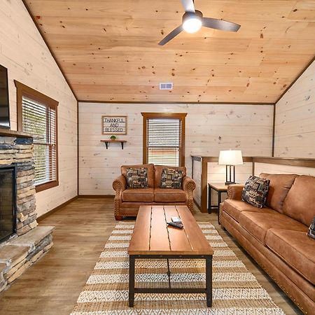 Luxury 3-Br Cabin Minutes From Parkway With Game Room And Hot Tub Pigeon Forge Eksteriør billede