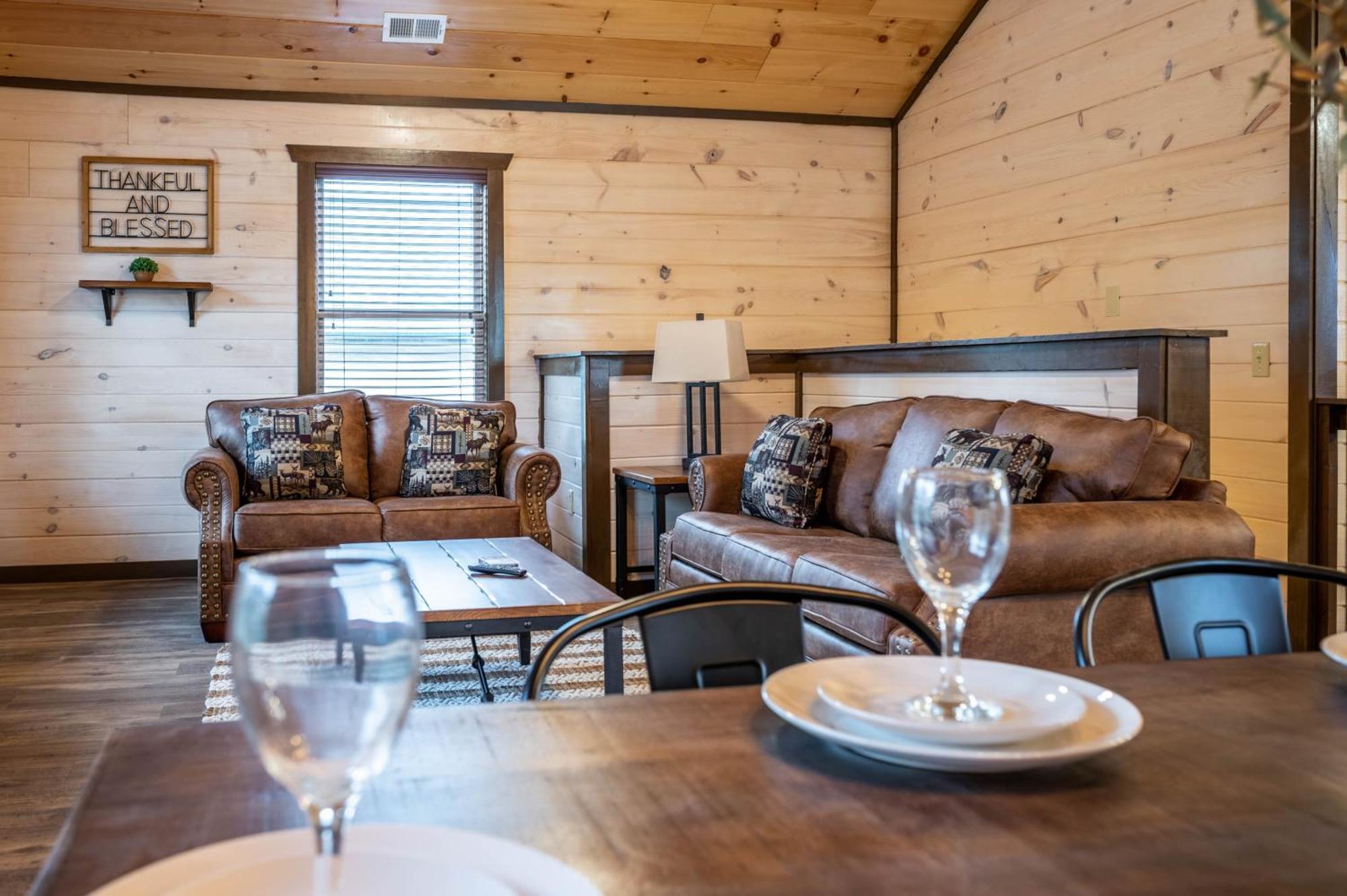 Luxury 3-Br Cabin Minutes From Parkway With Game Room And Hot Tub Pigeon Forge Eksteriør billede