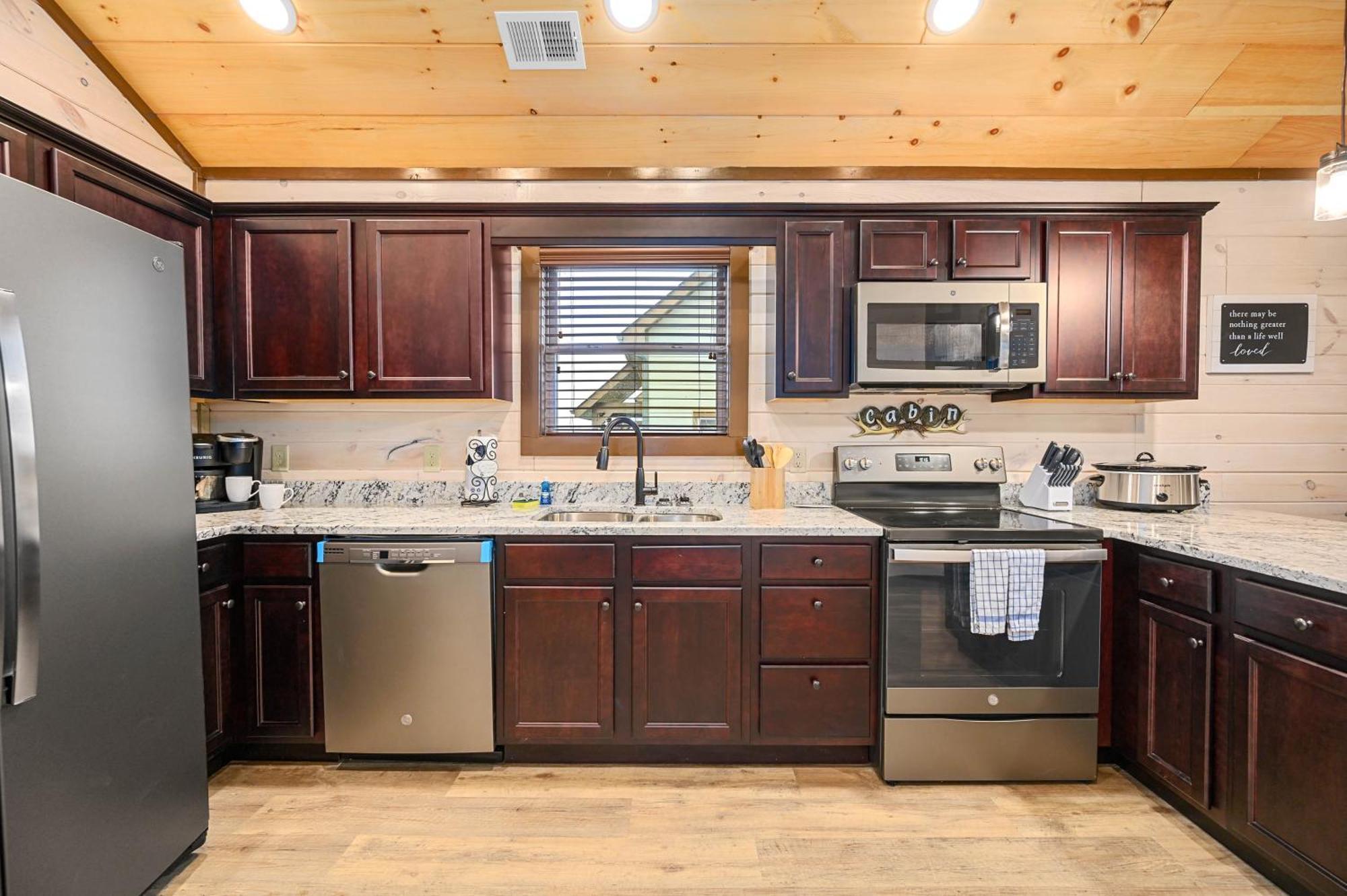 Luxury 3-Br Cabin Minutes From Parkway With Game Room And Hot Tub Pigeon Forge Eksteriør billede