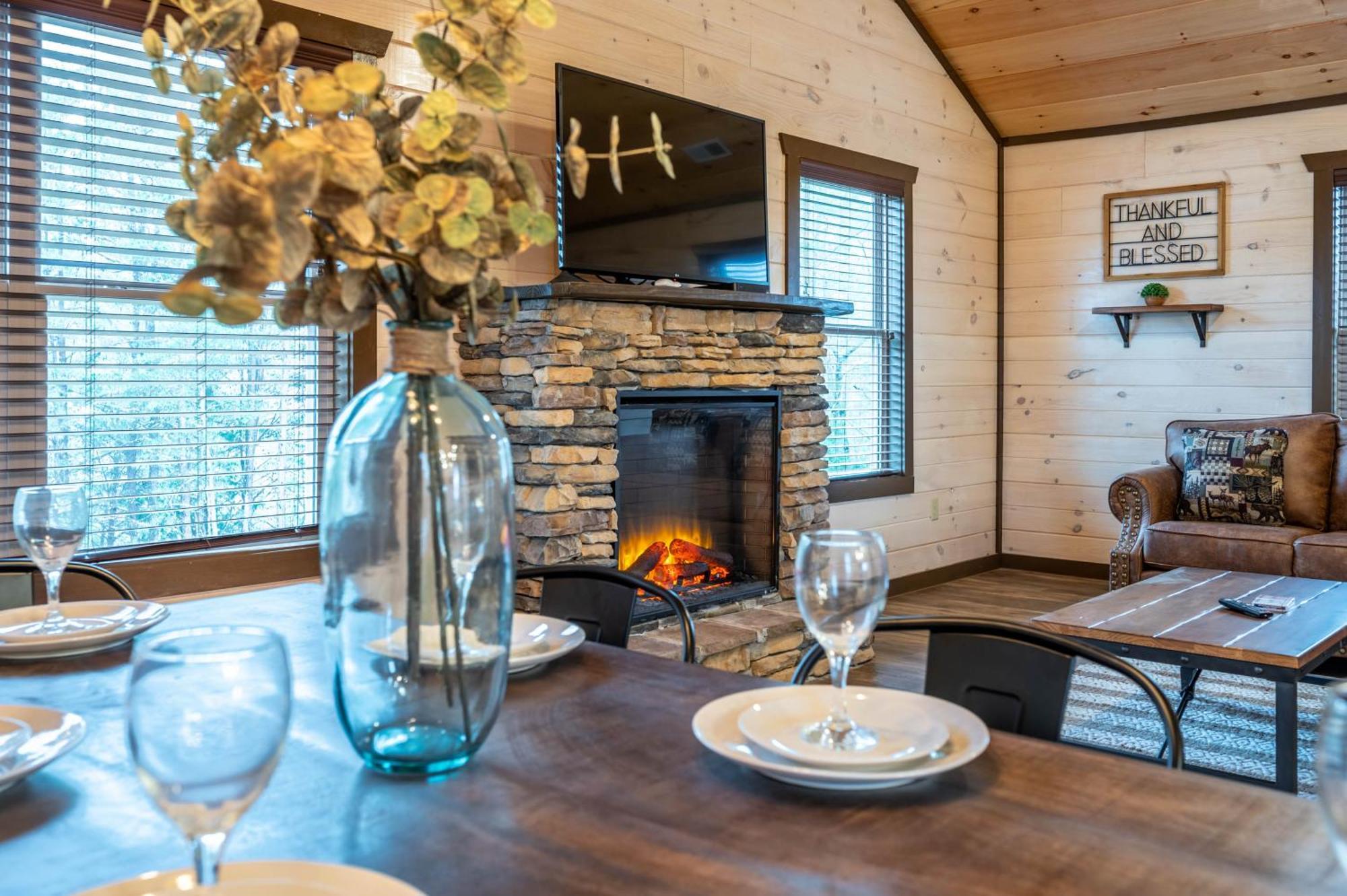 Luxury 3-Br Cabin Minutes From Parkway With Game Room And Hot Tub Pigeon Forge Eksteriør billede