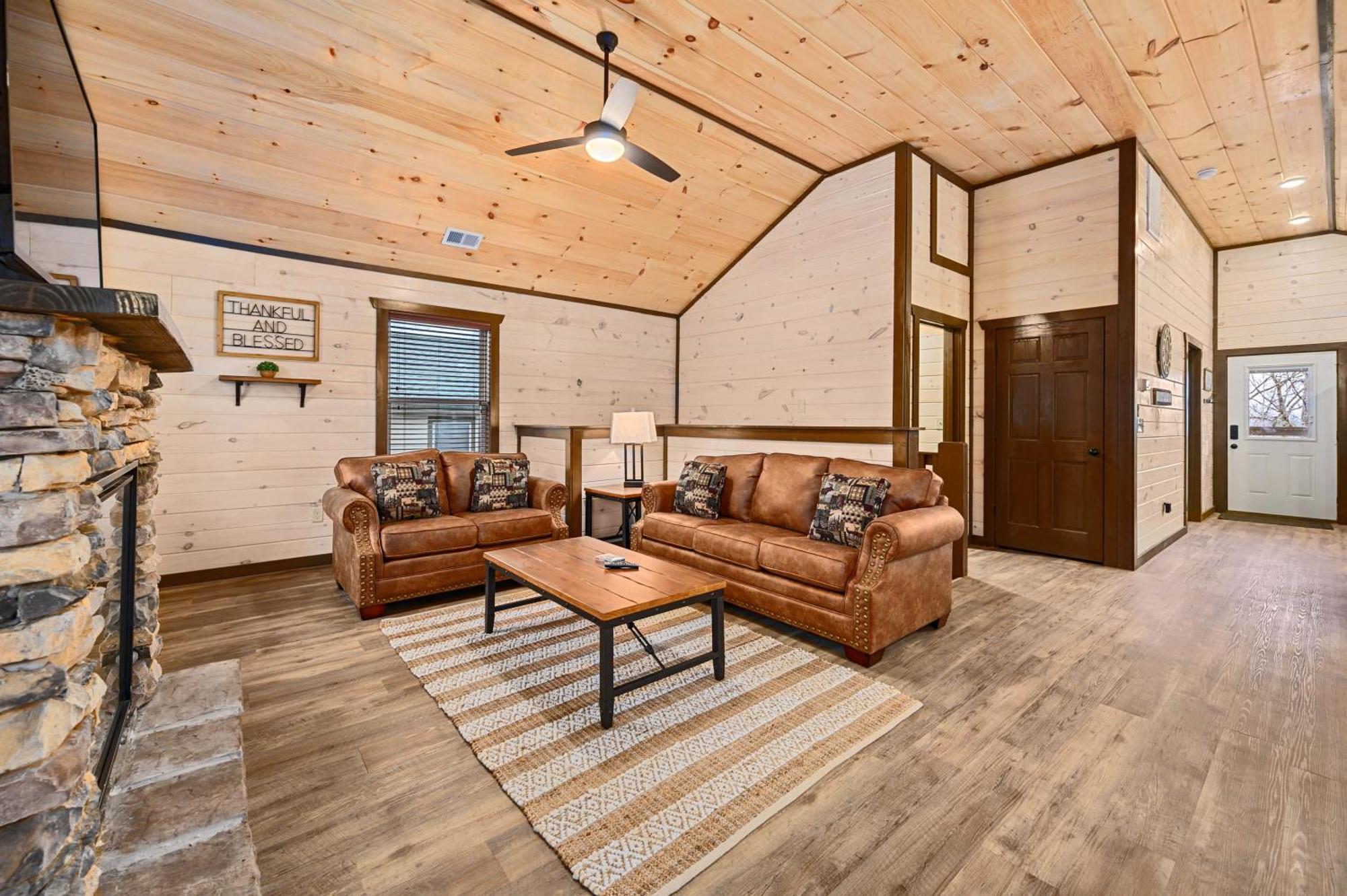 Luxury 3-Br Cabin Minutes From Parkway With Game Room And Hot Tub Pigeon Forge Eksteriør billede