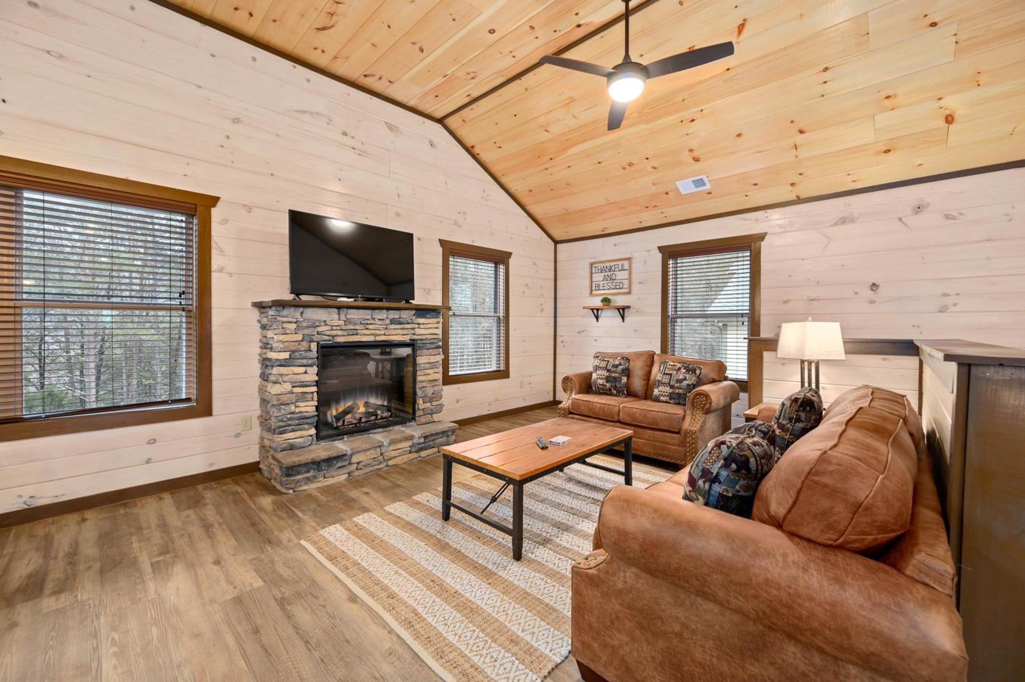 Luxury 3-Br Cabin Minutes From Parkway With Game Room And Hot Tub Pigeon Forge Eksteriør billede