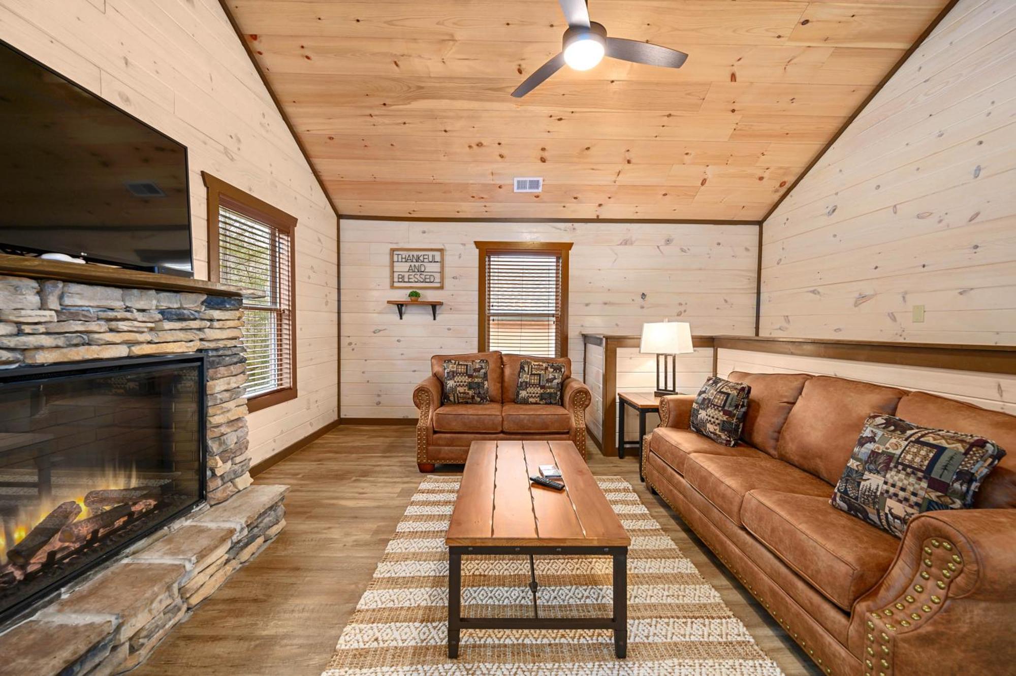 Luxury 3-Br Cabin Minutes From Parkway With Game Room And Hot Tub Pigeon Forge Eksteriør billede